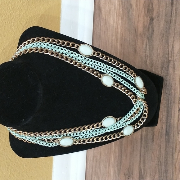Mint green and gold tone chain necklace - Picture 7 of 8